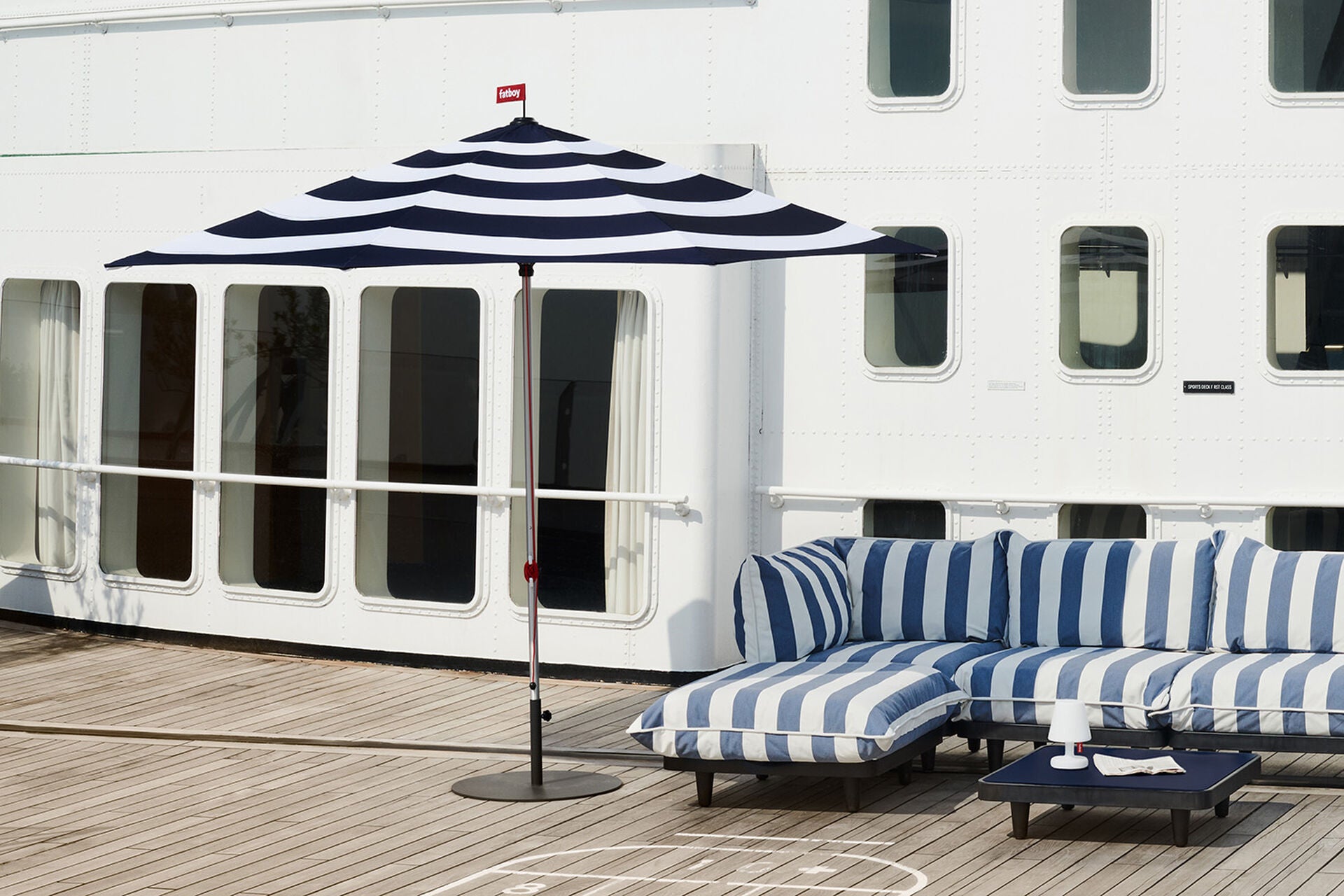 Fatboy - Stripesol parasol (ø350 cm) with base - Clearance