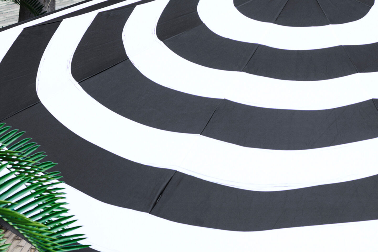 Fatboy - Stripesol parasol (ø350 cm) with base - Clearance